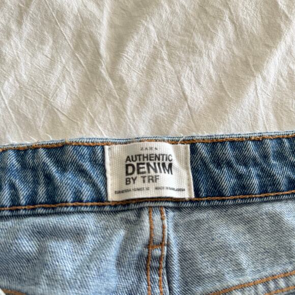 Zara Womens Blue Denim Cutoff Pants Raw Hems Light Wash Size 10 Jeans Distressed - Picture 2 of 8